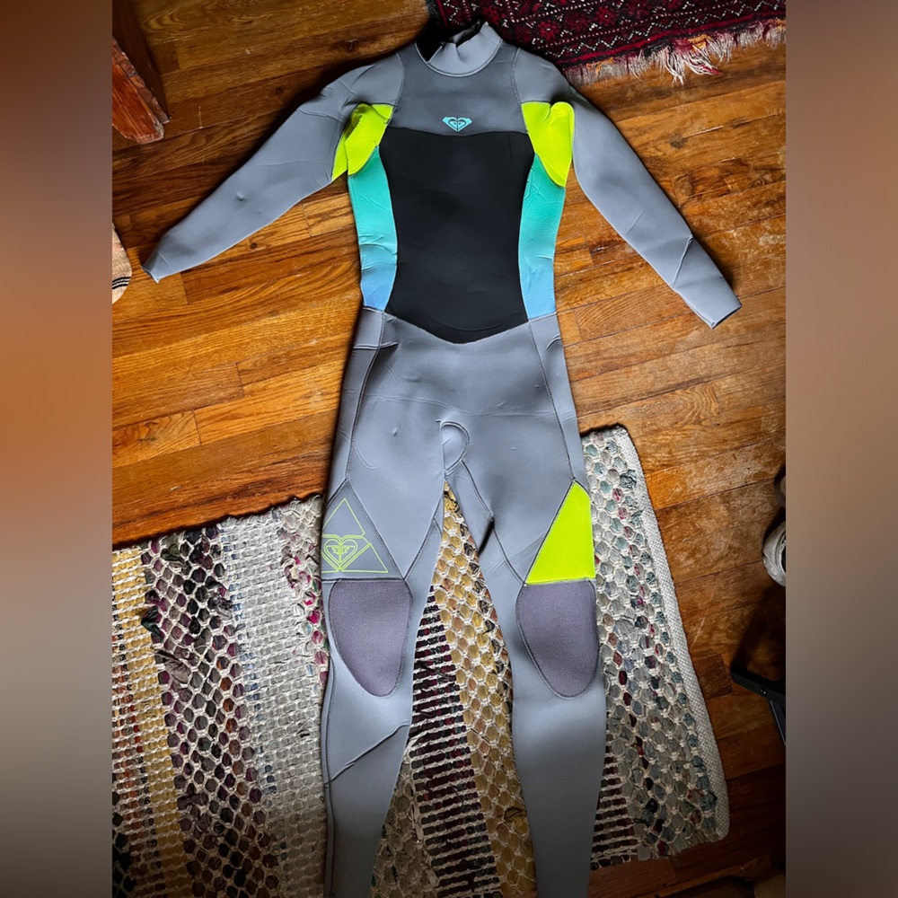 Women’s size 6 Roxy wetsuit 4/3